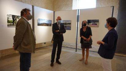 Bild: eib
CeBB-Leiterin Veronika Hofinger (rechts) erläuterte MdL Jürgen Mistol (Zweiter von links) und seiner Mitarbeiterin Simone Maaß die Sommerausstellung zum Grünen Band. Bürgermeister Reinhard Kreuzer (links) hatten den Abgeordneten in Schönsee begrüßt.