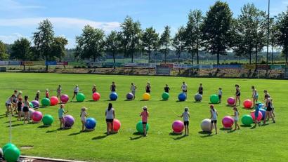 Bild: wro
Auf dem Rasen des Sportzentrums wurde ein großer Kreis gebildet, damit die Tanzgruppe „Temptation“, gemeinsam mit den Ferienprogramm-Kindern an den bunten Pezzi-Bällen rhythmisch arbeiten konnten.