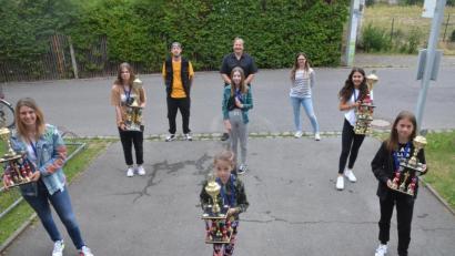 Bild: Kunz
Auch bei der Preisverleihung auf Abstand: Die Sieger des "Dance Your Style Contests" holen sich ihre Pokale und Gutscheine ab.