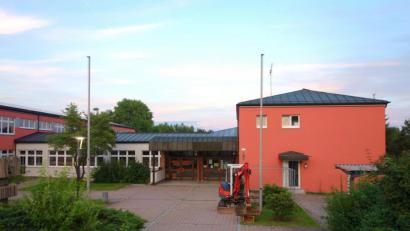 Bild: fjo
Mit letzten Vorbereitungen in Eigenregie macht die Marktgemeinde den Eingangsbereich der Grundschule startklar als Ersatzbühne für den Serenadensommer 2020.
