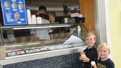 Bild: dob
Die beiden Freunde Leonhard (4) und Timo (7) kommen oft und gerne zur Eisdiele Scotta, um sich ein Eis zu kaufen.