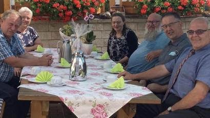 Bild: Gäste-Information Bad Neualbenreuth/exb
Annemie und Theo Ortenstein (rechts, zusammen mit Bürgermeister Klaus Meyer und Alfons Schnurrer, von rechts) zusammen mit den Gastgebern Michael und Johanna Weber (von links).