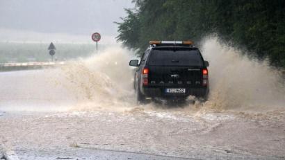 Bild: Alexander Auer
Die Wassermassen auf den Straßen der Oberpfalz lösten am Sonntag einige Unfälle aus.