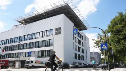 Bild: Gabi Schönberger
In der unmittelbaren Nähe des Klinikum-Gebäudes mit dem Hubschrauber-Landeplatz kam es offenbar zumindest in einem weiteren Fall zu Problemen: Eine 85-jährige Passantin wäre wegen des starken Luftzugs bereits im Januar beinahe gestürzt.
