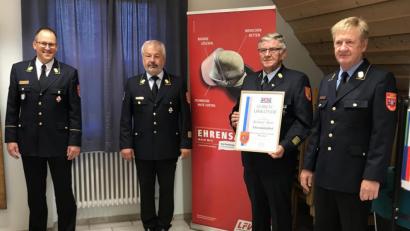 Bild: exb
Der frühere Kreisbrandrat Richard Meier (Zweiter von rechts) wurde zum Ehrenmitglied des Bezirksfeuerwehrverbands Oberpfalz ernannt Hannes Eitzenberger (links), Vorsitzender des Bayerischen Landesfeuerwehrverbands, Bezirksvorsitzender Fredi Weiß (Zweiter von links) und der stellvertretenden Bezirksvorsitzende und Regensburger Kreisbrandrat Wolfgang Scheuerer (rechts) gratulierten.