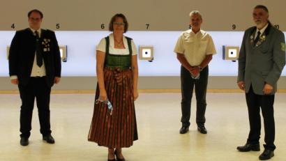 Bild: dob
Gauschützenmeister Stefan Brandmiller (links) und der noch amtierende Schützenmeister Peter Meier (rechts) haben zusammen mit Bürgermeister Andreas Wutzlhofer (Zweiter von rechts) Renate Kellner für 25 Jahre Mitgliedschaft bei den St.-Thomas-Schützen und beim Bayerischen Sportschützenbund gewürdigt. Kurz danach wurde sie zur Schützenmeisterin gewählt.