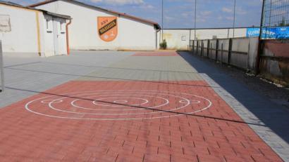 Bild: kro
Ein Schmuckstück ist die neue Asphaltstockbahn beim ASV-Sportheim geworden. Mit 55 Prozent an den Kosten beteiligte sich der Bayerische Landessportverband.