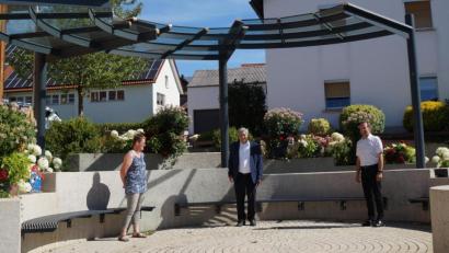 Bild: weu
Bei seinem Besuch in Gleiritsch ließ sich MdB Karl Holmeier (Mitte) durch Bürgermeister Josef Pretzl (rechts) und Stellvertreterin Susanne Gschrey durch den Ort führen.