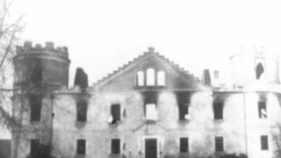 Repro: bjp
An den Brand des Wolframshofer Schlosses im November 1920 (Bild), aber auch an viele weitere Aspekte der Familiengeschichte der Freiherren von Lindenfels im 19. und 20. Jahrhundert erinnert eine Ausstellung im Kemnather Museum, die ab Sonntag, 9. August, nach telefonischer Anmeldung besucht werden kann.