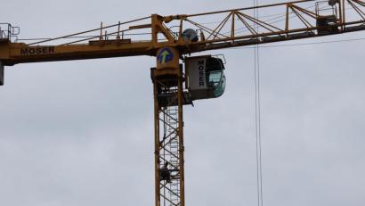 Bild: Alexander Auer
Ein Bauarbeiter sitzt auf einem Kran und weigert sich herunterzukommen.