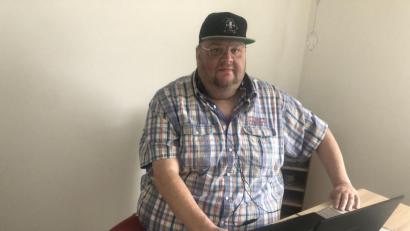 Bild: privat/exb
Armin Eckert an seinem "Mischpult". Nur mit Laptop und Mikrofon macht er Radio.