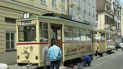 Bild: Fritz Schiller
1995 war der letzte Regensburger Straßenbahnzug die Attraktion auf dem Bürgerfest. Danach rostete er jahrelang auf dem Gelände der Regensburger Verkehrsbetriebe vor sich hin.