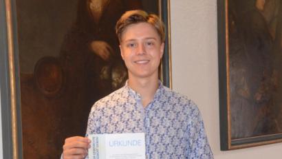 Bild: Kunz
Gregor Michl ist 1. Landessieger in der Königsdisziplin "Gymnasium, Klassen 10 bis 12" beim Wettbewerb "Der Geschichte ein Gesicht geben".