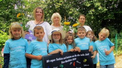 Bild: bsc
Kindergartenleiterin Nicole Lippert, Helga Trottmann und Margit Rini (hinten von links) freuten sich bei der Abschiedsfeier des Kindergartens riesig. Die Vorschulkinder schenkten den Erzieherinnen einen Teppich, auf dem sie sich verewigt hatten.