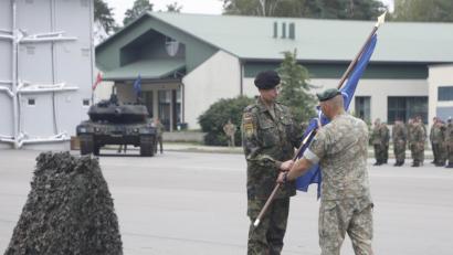 Bild: Joachim Horstmann
Der litauische Oberst Mindaugas Petkevicius (rechts) übergibt den Nato-Flagge an den neuen Kommandeur des Nato-Bataillons Oberstleutnant Peer Papenbroock aus Pfreimd.