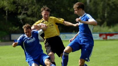 Archivbild: A. Schwarzmeier
Günther Rosenberger (Mitte) in Aktion: Der langjährige Leistungsträger der TSG Weiherhammer übernimmt das Traineramt und soll die Mannschaft vor dem Abstieg aus der Kreisklasse Ost bewahren.