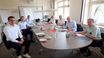 Bild: exb
Die Nordoberpfälzer Abgeordneten (von links) Christian Doleschal, Albert Rupprecht und Tobias Reiß sprechen mit dem Geschäftsführer der Bundesagentur für Arbeit in Weiden, Thomas Würdinger (vorne, rechts) über den Arbeitsmarkt.