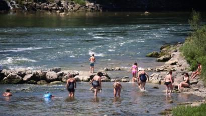 Symbolbild: Karl-Josef Hildenbrand/dpa
Ausflügler suchen Abkühlung im seichten Wasser des Lechs.