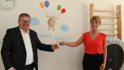 Bild: gf
Auf den notwendigen Abstand achtete Oberbürgermeister Michael Cerny, als er mit Anja-Victoria Kleindienst auf ihre neue Praxis in der Gutenbergstraße anstieß.