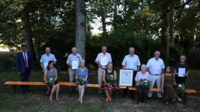 Bild: sne
Gruppenbild mit Damen: Die ausgeschiedenen Stadträten und deren Frauen durften sich über ein Geschenk der Stadt Grafenwöhr freuen. Bürgermeister Edgar Knobloch (links) wird noch eine Weile dem Gremium vorstehen.