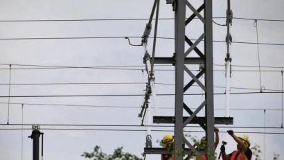 Bild: Karl-Josef Hildenbrand/dpa 
Techniker arbeiten an der Bahnstrecke München-Lindau an den neuen Stromleitungen. Zweieinhalb Jahre hat die Deutsche Bahn an der Elektrifizierung der 155 Kilometer langen Strecke gebaut, nun steht das Projekt vor seiner Fertigstellung. In unserem Raum läuft die Planung.