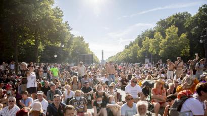 Bild: Christoph Soeder/dpa
Teilnehmer einer Kundgebung gegen die Corona-Beschränkungen halten sich dicht gedrängt auf der Straße des 17. Juni in Berlin auf.
