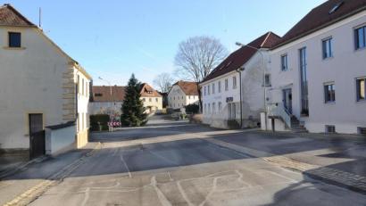 Bild: gf
Dieser Blick auf den Dorfplatz in Großschönbrunn wird der Vergangenheit angehören, wenn mit der Dorferneuerung Großschönbrunn mit einem Aufwand von fast 1.6 Millionen Euro die Ortsmitte neu gestaltet wird. Die Maßnahme ist einer der größten Posten im Haushalt 2020.