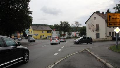 Bild: frd
Für die Kreuzung am früheren AOK-Gebäude (rechts) in Oberviechtach ist schon seit Jahren der Umbau zu einem Kreisverkehr im Gespräch. Doch mit der Umsetzung ist es nicht so leicht getan.
