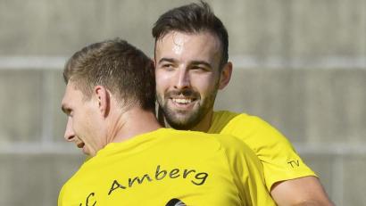 Bild: Ziegler
Dennis Kramer (hinten) und Martin Popp bejubeln einen Treffer für den FC Amberg. Mit zusammen 37 Treffern sind die beiden das beste Sturmduo der Fußball-Bezirksliga Nord.