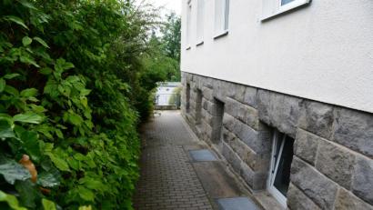 Bild: bey
Im Kellerraum (rechts) soll das Ausweichquartier für die Kinderkrippe eingerichtet werden. Ob dann die Hecke (links) zum besseren Lichteinfall beschnitten werden muss, wird sich noch zeigen.