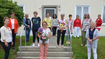 Bild: dob
Die ehemalige Krankenschwester Evi Kleber aus Moosbach (vorne, Mitte) erhält von Pflegedienstleiterin Jessica Witt (links) zum Abschied einen Blumenstrauß.