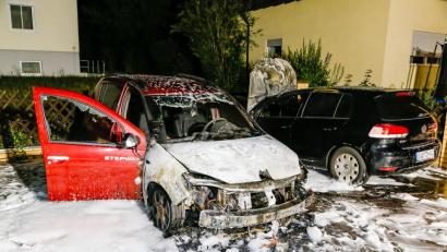 Bild: Hösamer
Zwei Fahrzeuge brannten in der Nacht zum Mittwoch komplett aus. Es ist von einer vorsätzlichen Brandlegung auszugehen.