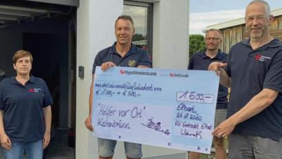 Bild: exb
Als Vertreter des Radfahrervereins Eintracht Elbart übergeben die beiden Vorsitzender Christian Wiesneth und Jürgen Götz (Zweiter und Dritter von links) einen Spendenscheck an Sandra Graf (links) und Markus Dreyer (rechts) von den „Helfern vor Ort“ aus Kaltenbrunn.