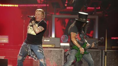 Archivbild: Jack Plunkett/Invision/AP/dpa/Archivbild
Axl Rose (l) und Slash von der Hard-Rock-Band Guns n’ Roses auf der Bühne.