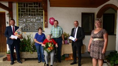 Bild: bey
Lina Schaller (sitzend) freut sich an ihrem 100. Geburtstag über die Glückwünsche von Sohn Franz und Schwiegertochter Inge Schaller (dahinter), Bürgermeister Rainer Rewitzer (links), Cornelia Völkl von der Tagespflege "Herbstsonne" und stellvertretendem Landrat Albert Nickl (von rechts).