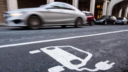 Bild: Julian Stratenschulte/dpa
Ein Symbol eines Elektroautos markiert einen Parkplatz neben einer E-Ladesäule.