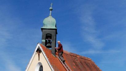 Bild: Vogl, Christa
Einmal pro Jahr wird die Glocke der Guttenberger St.-Ulrich-Kapelle von einer Fachfirma gewartet.