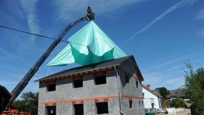 Bild: gfr
Innerhalb von nur wenigen Minuten kann die Feuerwehr ein solches Notdach über ein Haus ziehen. Die Versicherungskammer Bayern will die Schäden nach einem Unwetter mit Hagel oder Sturm möglichst klein halten und hat nun zwölf solcher reißfesten Planen für die Oberpfalz zur Verfügung gestellt.