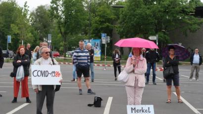 Archivbild: Kunz
Demos gegen die Corona-Beschränkungen, wie hier in Weiden, gibt es in ganz Ostbayern. Jan Nowak, Experte für Rechtsextremismus, erkennt innerhalb der einzelnen Gruppen verschwörungstheoretische und esoterische Ansätze.