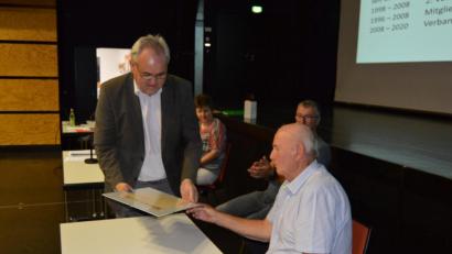 Bild: exb
Vorsitzender Josef Hummel (stehend) verabschiedet im Namen des Zweckverbands zur Wasserversorgung Hohenkemnather Gruppe den ehemaligen Vorsitzenden Josef Mörtl und überreicht vihm eine Urkunde.