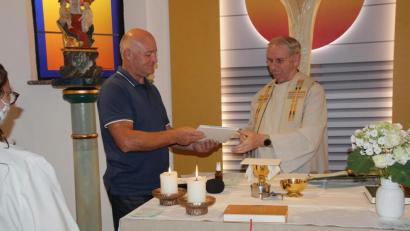 Bild: gi
Im Namen der Dorfgemeinschaft und des Kapellenfördervereins Gebhardsreuth überreicht Vorsitzender Reinhold Baier Pfarrer Josef Most ein Fotobuch vom Kapellenbau.