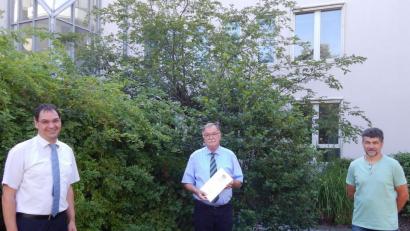 Bild: exb
Leitender Baudirektor Mathias Rosenmüller (links) und Personalratsvorsitzender Bernhard Rom (rechts) verabschiedeten Hans Weiß.