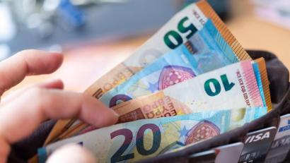 Symbolbild: Monika Skolimowska/dpa
Geldbeutel samt EC-Karte kam einem 67-Jährigen abhanden. Später hob ein 54-Jähriger mit der Karte zweimal Geld ab.