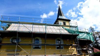 Bild: le
Der derzeitige Baustand der Sanierungsarbeiten an der St. Nikolauskirche. Es fehlt nur noch die Neueindeckung des Gotteshauses.
