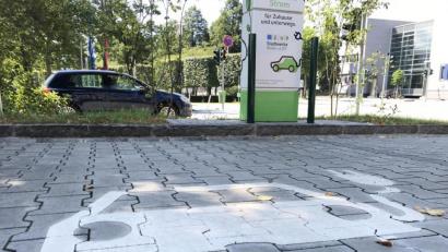 Bild: Gabi Schönberger
In Weiden sind kaum E-Autos unterwegs, wie hier bei der Car-Sharing Ladesäule am Rathaus.