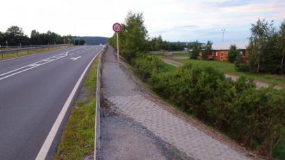Bild: fjo
Befestigt und verbreitert ist der bisherige Behelfspfad vom Binnenzollamt (rechts) über die Autobahnbrücke hinein nach Waidhaus bis auf Höhe des Bocklradwegs.