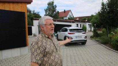 Bild: jrh
Michael Heuss vor seinem Einfamilienhaus mit Photovoltaik sogar an den Wänden: "Wir haben da lange rumgetüftelt, das rentiert sich." Der Hyundai Kona Elektro in der Einfahrt gehört übrigens Bürgermeister Peter Achatzi, der gerade zu Besuch ist.