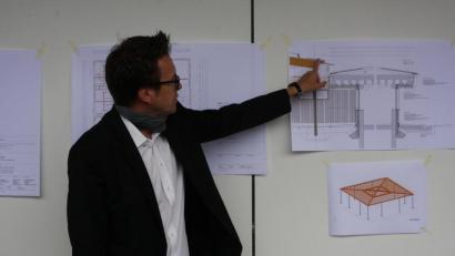 Bild: wro
Der beratende Fachmann von SHL-Architekten und Stadtplaner, Uwe Reil, nahm sich gut eine Stunde lang Zeit, um die Sanierung vorzustellen.