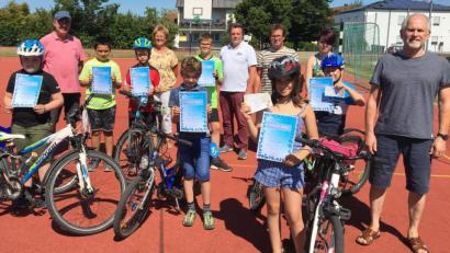 Bild: mab
Die Verkehrswacht hat mit ihrem Fahrradtraining den Auftakt zum diesjährigen Ferienprogramm gemacht. Mit auf dem Bild die Organisatoren und erfolgreichen Absolventen der Übungen.