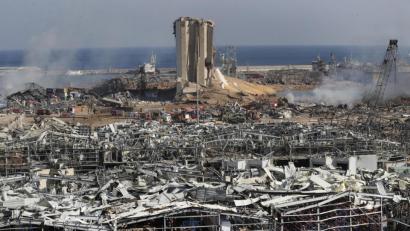 Bild: Hussein Malla/dpa
Bei der starken Explosion im Hafen von Beirut wurde auch eine Mitarbeiterin der deutschen Botschaft getötet.